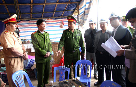 Đoàn công tác của tỉnh kiểm tra tình trạng vi phạm trật tự ATGT trên tuyến cao tốc Nội Bài - Lào Cai đoạn qua địa phận huyện Trấn Yên.