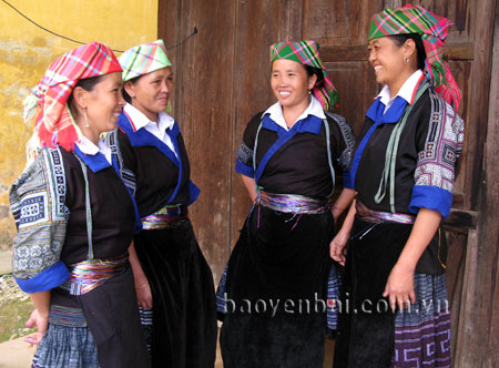 Chị em phụ nữ xã Nậm khắt (huyện Mù Cang Chải) trao đổi kinh nghiệm thực hiện kế hoạch hóa gia đình.
