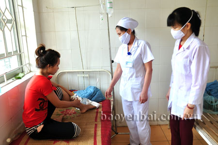 Điều trị cho bệnh nhân tại Phòng khám Đa khoa khu vực Cảm Nhân (huyện Yên Bình). 
