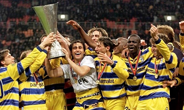 Chiếc cúp UEFA mà Parma giành được năm 1999 sẽ bị đem bán đấu giá. (Ảnh: AP)