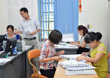 Cán bộ Chi cục Thống kê Yên Bình tiến hành nghiệm thu phiếu điều tra của các xã trên địa bàn huyện.