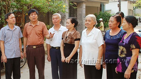 Đồng chí Nguyễn Viết Huy - Bí thư Đảng bộ phường Đồng Tâm (người đứng ngoài cùng bên trái) nắm bắt những khó khăn trong phát triển đảng viên cơ sở.
