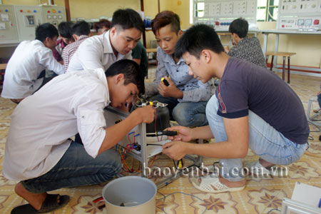Học sinh trường Trung cấp Nghề Lục Yên trong giờ hướng dẫn sửa chữa đồ điện.
