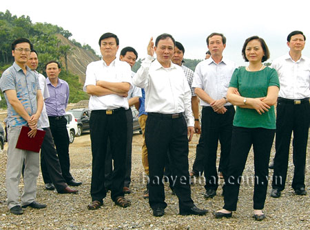 Các đồng chí lãnh đạo tỉnh và Sở Giao thông Vận tải kiểm tra tiến độ công trình đường tránh ngập thành phố Yên Bái năm 2014.