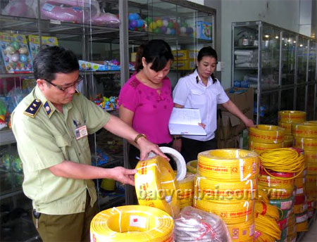 Đoàn thanh tra, kiểm tra nhãn hàng hóa và dấu hợp qui CR trên sản phẩm thiết bị điện, điện tử.