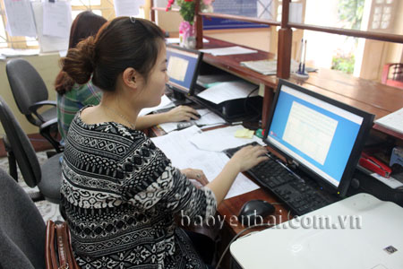 Cán bộ BHXH huyện Mù Cang Chải giải quyết hồ sơ bằng phần mềm iBHXH cho người lao động.
