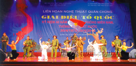 Tổ khúc hát múa chào mừng Kỷ niệm 40 năm giải phóng miền Nam, thống nhất đất nước của Đội Văn nghệ quần chúng tỉnh tại Liên hoan Nghệ thuật quần chúng ở Quảng Trị.
