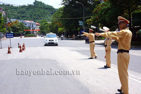 Các thành viên Tổ kiểm tra nồng độ cồn thực thi nhiệm vụ lúc 13 giờ, ngày 10/8/2015.