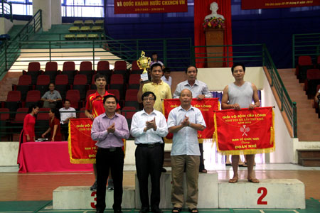 Ban tổ chức trao huy chương cho các vận động viên.            


                                                                                                                                                           

