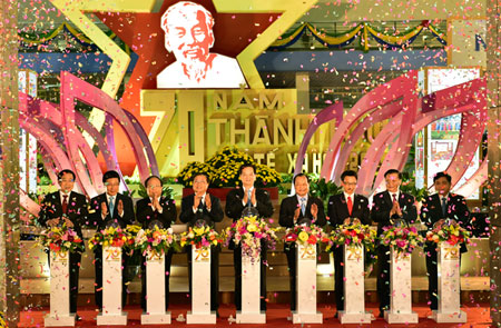 Thủ tướng Nguyễn Tấn Dũng và các đồng chí lãnh đạo Đảng, Nhà nước khai mạc Triển lãm 70 năm thành tựu kinh tế-xã hội.