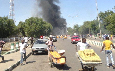Hiện trường vụ đánh bom một khu chợ ở Maiduguri, bang Borno, Nigeria, ngày 31/7. (Nguồn: AFP)
