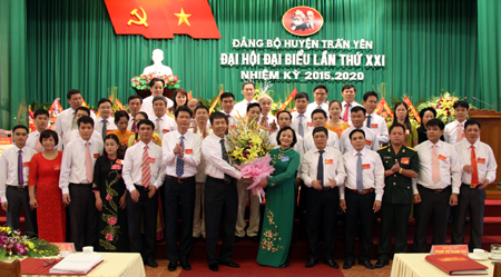 Đồng chí Phạm Thị Thanh Trà  tặng hoa chúc mừng Ban chấp hành Đảng bộ huyện Trấn Yên lần thứ XXI, nhiệm kỳ 2015 - 2020.
