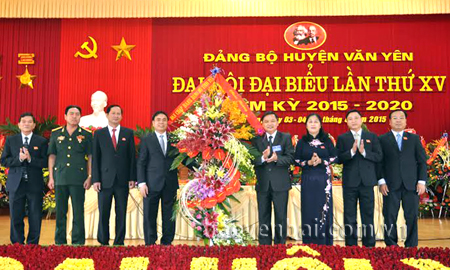 Đồng chí Dương Văn Thống - Phó bí thư Thường trực Tỉnh uỷ, Chủ tịch HĐND tỉnh tặng hoa chúc mừng Đại hội.