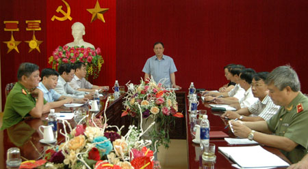Đồng chí Bí thư Tỉnh ủy Phạm Duy Cường chỉ đạo các ngành chức năng và huyện Văn Yên điều tra, truy bắt thủ phạm vụ án.