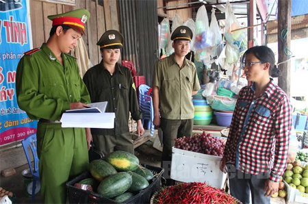 Công an huyện Văn Chấn, nắm tình hình ANTT cơ sở tại xã Tú Lệ.