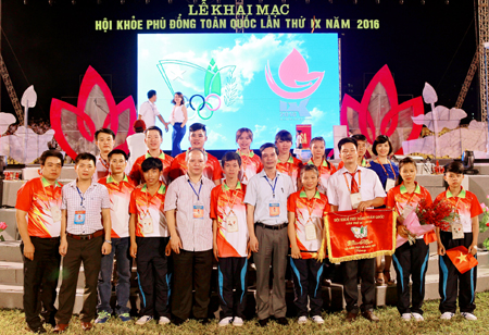Phó Chủ tịch UBND tỉnh Dương Văn Tiến và lãnh đạo Sở Giáo dục và Đào tạo Yên Bái cùng các vận động viên tại Lễ khai mạc Hội khỏe Phù Đổng toàn quốc lần thứ IX.