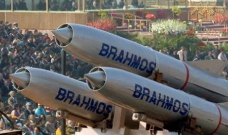 Ấn Độ sẽ triển khai 100 tên lửa Brahmos tới biên giới với Trung Quốc.