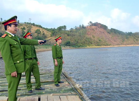 Công an huyện Văn Yên tuần tra, kiểm soát địa bàn khu vực ven sông Hồng.