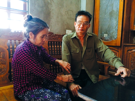 Bà Nguyễn Thị Tâm, chăm sóc chồng khi bệnh tật tái phát.

