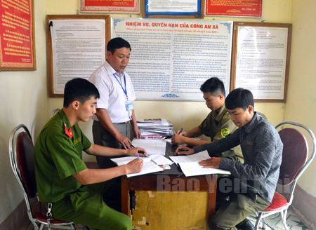 Lãnh đạo Công an xã An Bình triển khai nhiệm vụ.