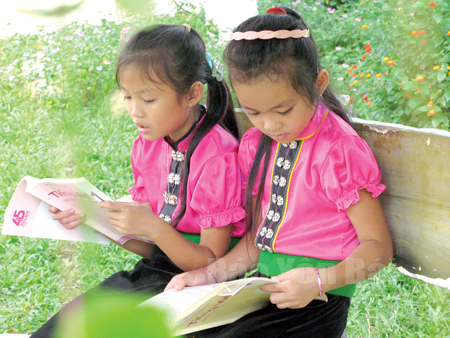 Trẻ em gái dân tộc Thái Mường Lò.
(Ảnh: Thu Hạnh)