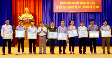 Lãnh đạo Liên minh HTX tỉnh trao Giấy chứng nhận cho 12 thành viên được kết nạp vào Liên minh HTX tỉnh.