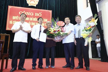 Đại diện TAND cấp cao, Viện Kiểm sát nhân dân Tối cao và lãnh đạo tỉnh Bắc Ninh tặng hoa ông Trần Văn Thêm.