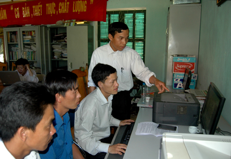 Cán bộ xã Trạm Tấu, huyện Trạm Tấu ứng dụng công nghệ thông tin trong giải quyết công việc.
