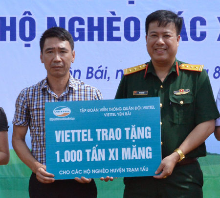 Lãnh đạo Chi nhánh Viettel Yên Bái trao tặng tượng trưng 1.000 tấn xi măng cho huyện Trạm Tấu.