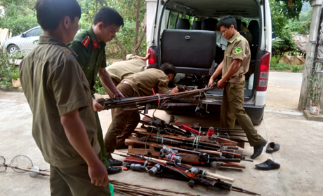 Tổ tăng cường công tác Công an tỉnh thực hiện thu hồi vũ khí tự chế tại xã Thượng Bằng La (Văn Chấn).