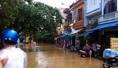 Đầu đường Thanh Niên trước cửa ga Yên Bái, nước sông Hồng tràn vào, dâng lên rất nhanh. Ảnh MQ