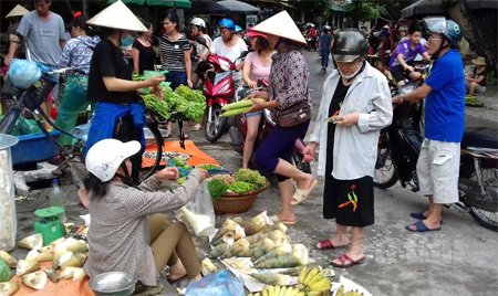 Rau ở khu vực Hồng Hà đã tăng gấp đôi, gấp ba ngày thường trong khi lượng rau không quá khan hiếm.