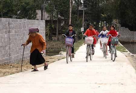 Việc cứng hóa các tuyến đường liên thôn ở xã Sơn A (Văn Chấn) giúp cho người dân và các em học sinh đi lại rất thuận tiện.