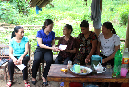 Bà Phạm Thị Minh Hằng - Chủ tịch Hội LHPN huyện Văn Yên (thứ 2, trái sang) trao tiền hỗ trợ xây dựng nhà ”Mái ấm tình thương” cho gia đình cụ Nguyễn Thị Hồng, ở thôn 1, xã Yên Hưng.