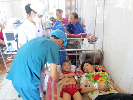 Chị Sính và cháu Tú xã Châu Quế Hạ được điều trị tại Khoa Hồi sức, cấp cứu - Nhi, Trung tâm Y tế huyện bị ngộ độc do ăn cóc, nhái.
