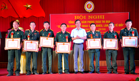 Phó Chủ tịch UBND tỉnh Dương Văn Tiến trao bằng khen cho các tập thể có thành tích xuất sắc trong thực hiện phong trào thi đua “CCB giúp nhau giảm nghèo, làm kinh tế giỏi” giai đoạn 2011 - 2016.