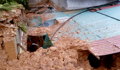 Đất sạt xuống một ngôi nhà ở Khu phố 2, thị trấn Trạm Tấu, huyện Trạm Tấu
