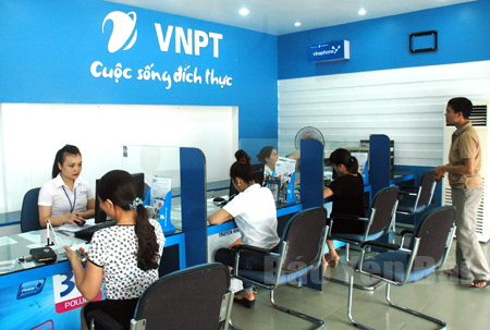 Người dân làm thủ tục đăng ký sử dụng dịch vụ tại một điểm giao dịch của Viễn thông Yên Bái.
