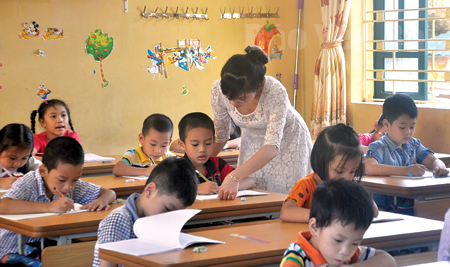 Ngành GD&ĐT thành phố đã đề ra nhiều giải pháp nhằm nâng cao chất lượng GD&ĐT. Trong ảnh: Cô và trò Trường Tiểu học Nguyễn Thái Học, thành phố Yên Bái. (Ảnh: Thanh Ba)