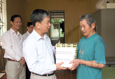 Ông Cù Đức Đua - Trưởng ban đại diện Hội Người cao tuổi tỉnh Yên Bái trao quà cho người cao tuổi có hoàn cảnh khó khăn.
