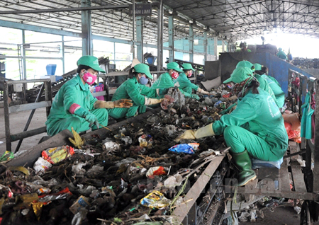 Công nhân Công ty Nam Thành phân loại rác thải tại Nhà máy.