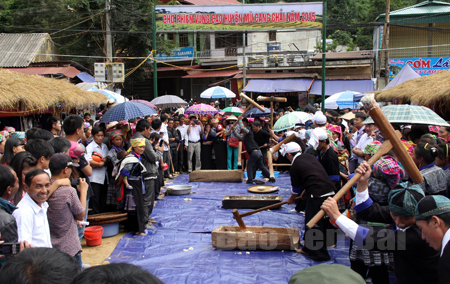 Giã bánh dày trong lễ hội chợ phiên của đồng bào Mông Mù Cang Chải thu hút rất đông du khách. (Ảnh: Mai Linh)