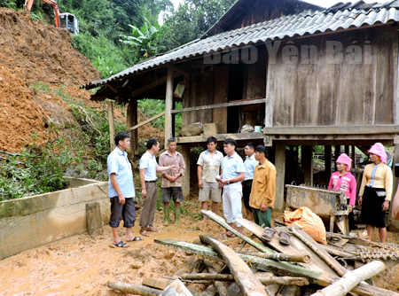 Các đồng chí lãnh đạo huyện Trạm Tấu thăm hỏi, động viên các gia đình bị sạt lở đất tại xã Hát Lừu.