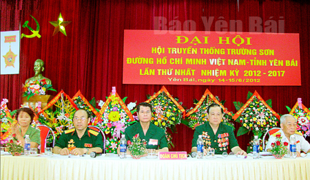 Đoàn Chủ tịch tại Đại hội Hội Truyền thống Trường Sơn - Đường Hồ Chí Minh tỉnh Yên Bái lần thứ Nhất (nhiệm kỳ 2012 - 2017).