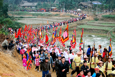 Hội làng ở xã Quy Mông, huyện Trấn Yên thu hút đông đảo du khách tham gia. (Ảnh: Hoàng Đô)