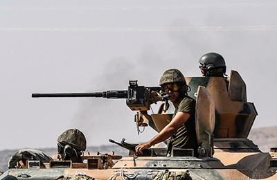 Binh sĩ và xe tăng Thổ Nhĩ Kỳ tập kết về biên giới Syria ngày 27-8.