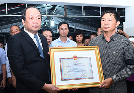 Bộ trưởng, Chủ nhiệm Văn phòng Chính phủ trao Huân chương Bảo vệ Tổ quốc hạng Nhất do Chủ tịch nước truy tặng thiếu úy Phạm Đức Trung.