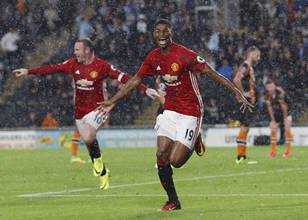 Niềm vui vỡ òa của Marcus Rashford và Man Utd dưới cơn mưa tại sân KCOM.