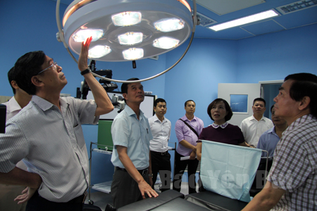 Đồng chí Dương Văn Tiến - Phó chủ tịch UBND tỉnh (thứ hai bên trái), cùng lãnh đạo Sở Y tế kiểm tra trang thiết bị y tế của Bệnh viện Đa khoa 500 giường.