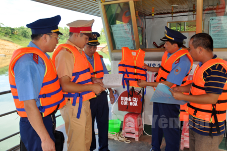 Đoàn kiểm tra liên ngành của tỉnh kiểm tra hoạt động vận tải hành khách tại cảng Hương Lý.